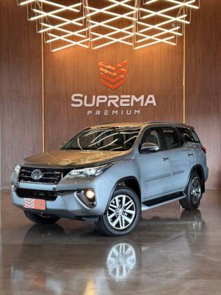 TOYOTA HILUX SW4 2.8 SRX 4X4 7 LUGARES 16V TURBO INTERCOOLER DIESEL 4P AUTOMÁTICO